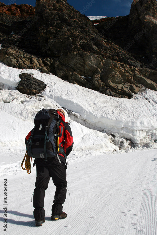 Alpinista podążający szlakiem w stronę szczytu