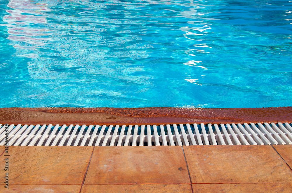 Obraz premium Blue pool water with sun reflections