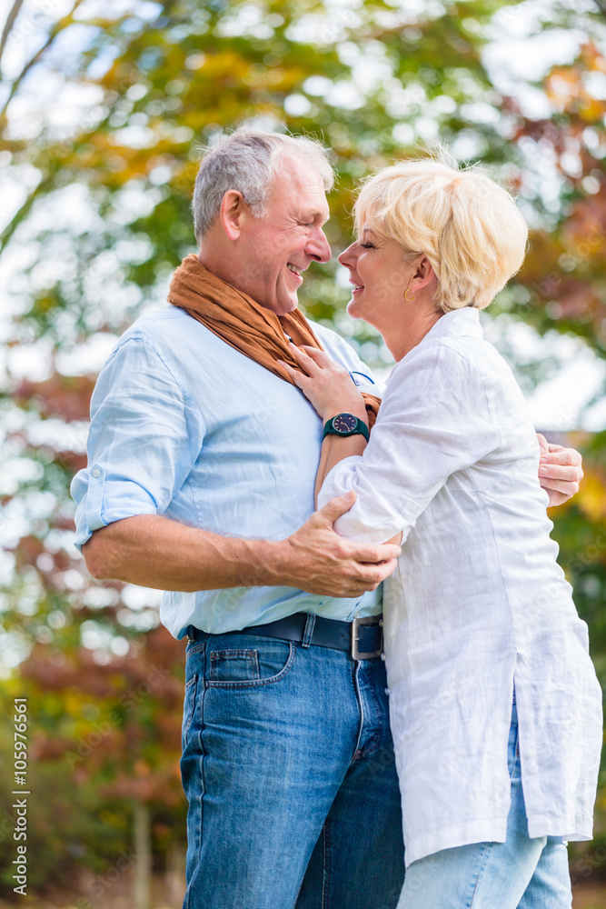 Senioren Paar umarmt sich verliebt im Park