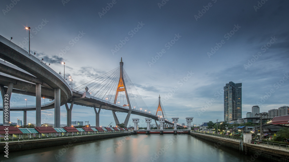 Obraz premium Bhumibol Bridge at sunset, Bangkok, Thailand