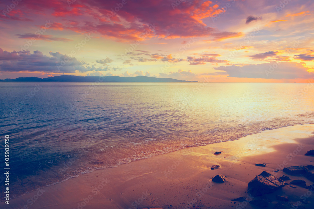 Naklejka premium beautiful sunset on the beach