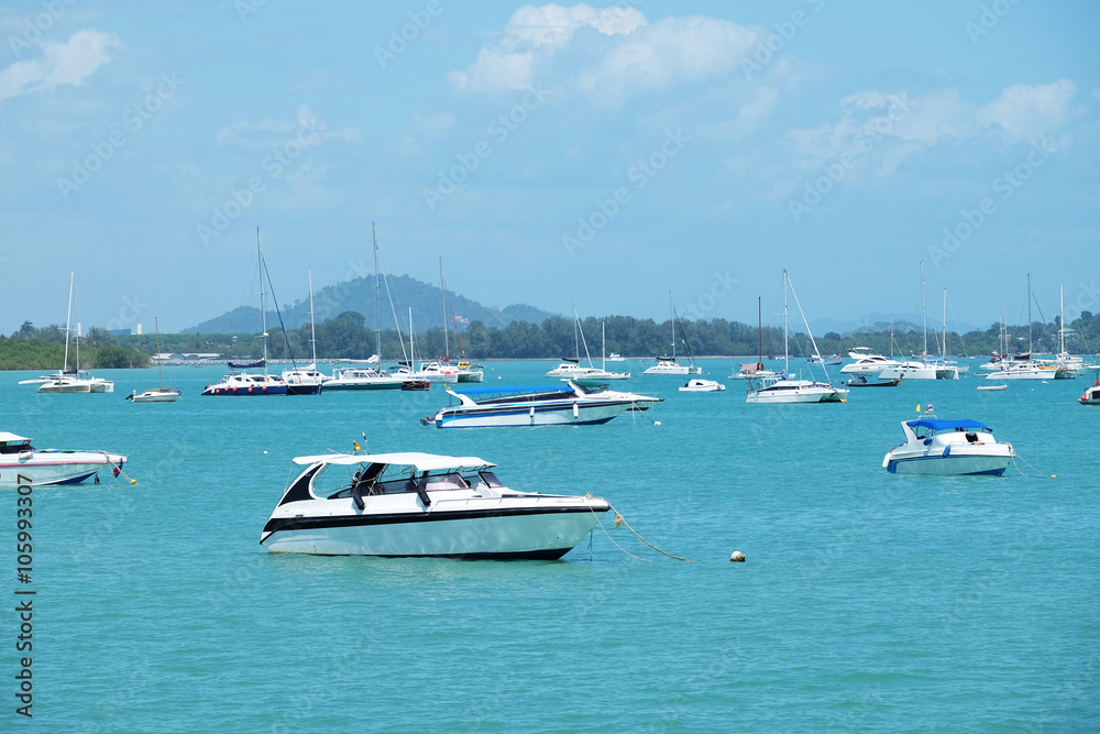 Fototapeta premium white yacht floating in the ocean - Phuket, Thailand