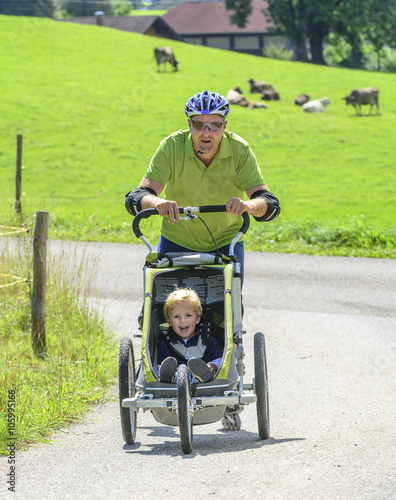Obraz na płótnie Inlineskater mit Kinderwagen