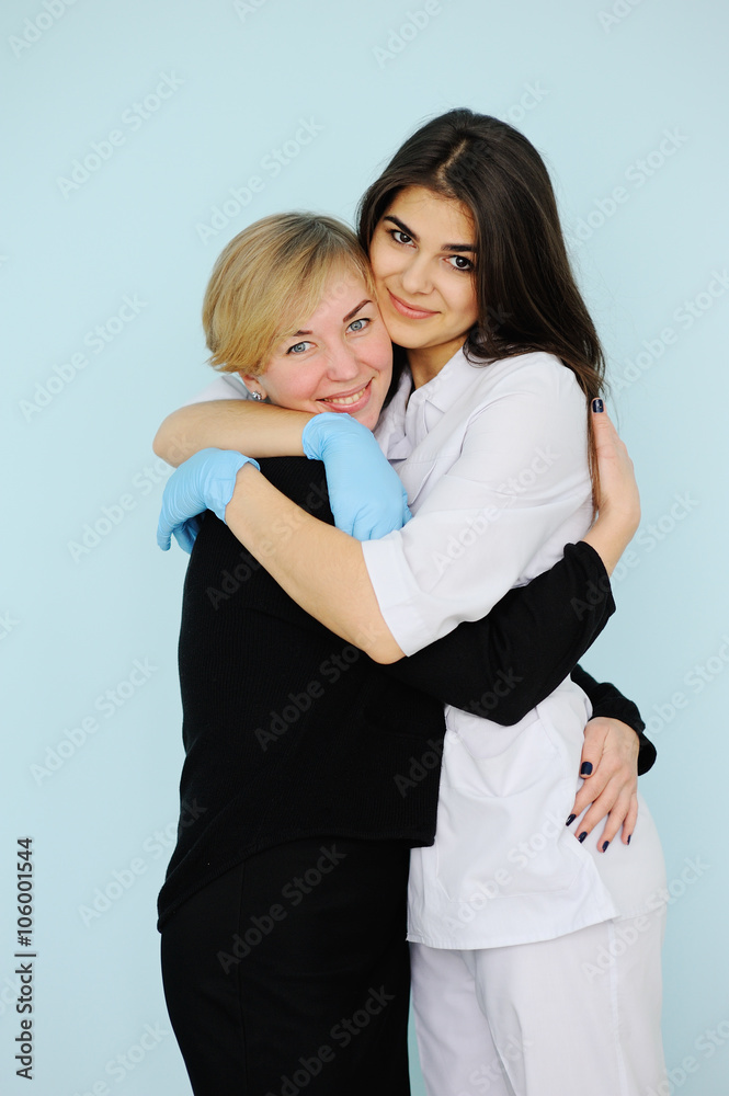 Obraz premium family doctor hugging friendly patient