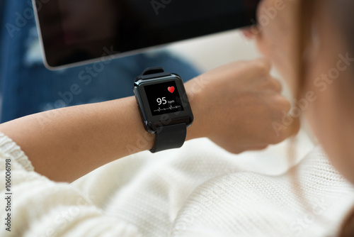 Woman checking heart rythm with application on her phone