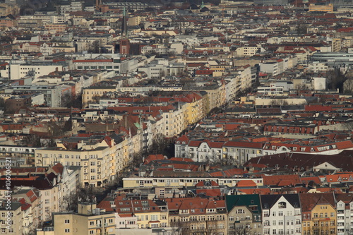 Blick vom Berliner Funkturm über das Charlottenburger Häusermeer entlang der Kantstraße