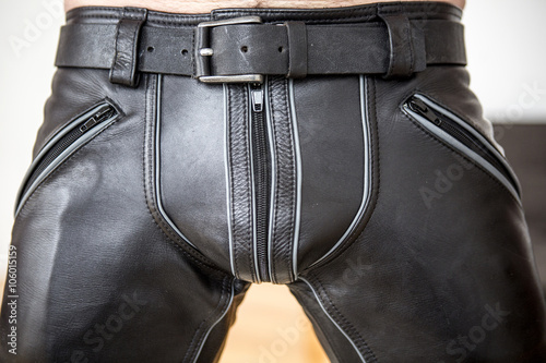 Foto close-up of man wearing black leather pants