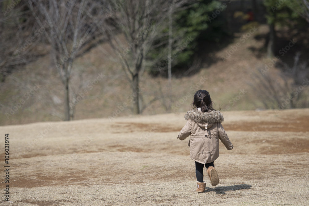 歩く子供の後姿 歩く子供の後姿