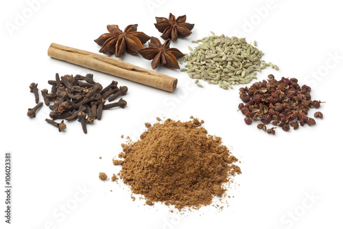 Fototapeta Naklejka Na Ścianę i Meble -  Five spices to make five-spice powder