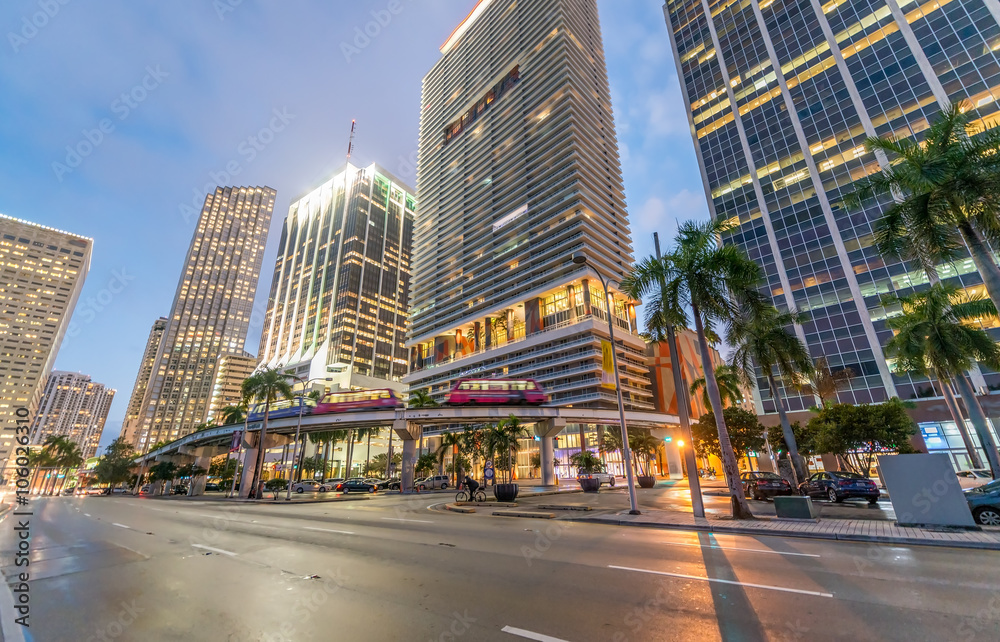Obraz premium Śródmieście Miami o zmierzchu. Budynki miejskie na tle nieba