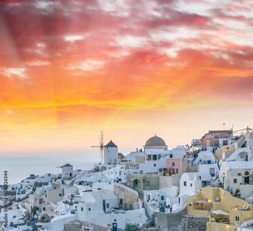 Fototapeta premium Sunset colors of Santorini, Greece