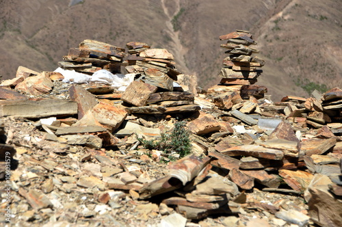 Tibet - Mani-Steinhaufen photo