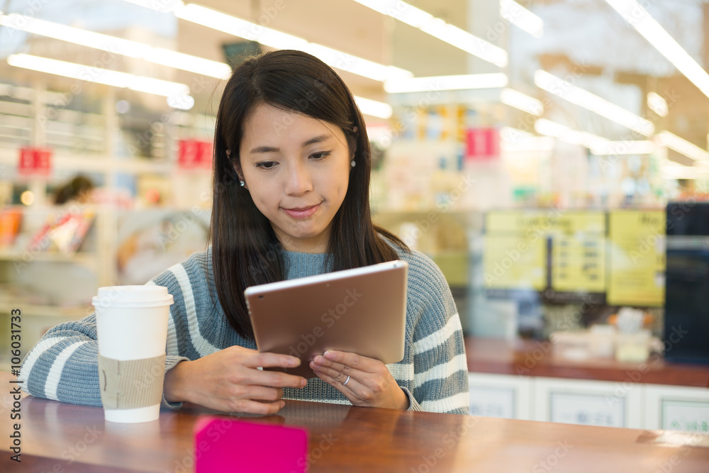 Woman use of tablet pc at coffee shop