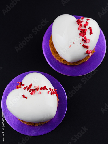Foto Heart shaped glazed  mousse cakes