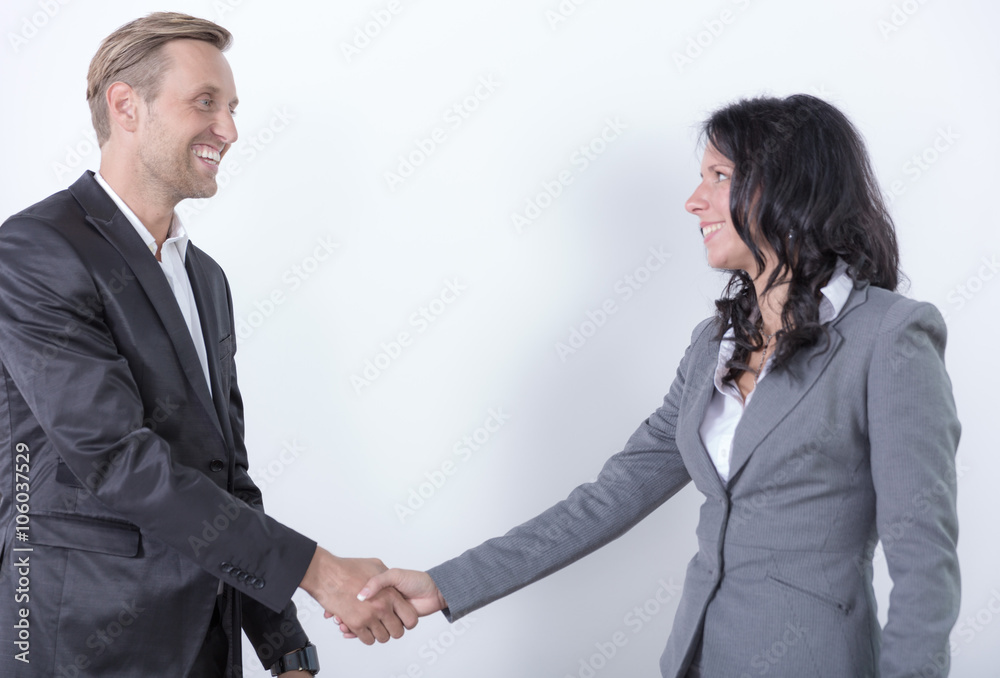 Chef / Vorgesetzter gratuliert neuer Mitarbeiterin Chef / Vorgesetzter gratuliert neuer Mitarbeiterin