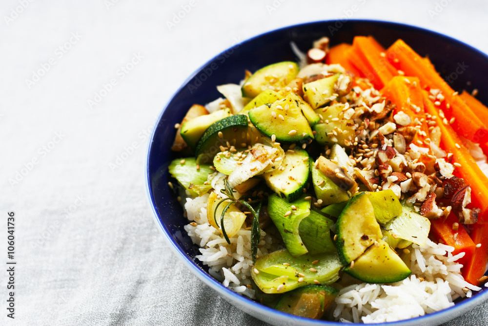 Gemüsepfanne mit Reis, Veganes Mittagessen - Pilze, Zucchine, Poree ...