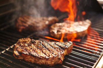 Stickers Grill / Barbecue Sappige steaks op vlammende grill  © Joshua Resnick