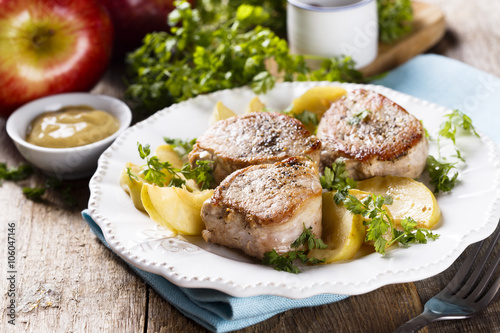 Fried pork with apples and mustard