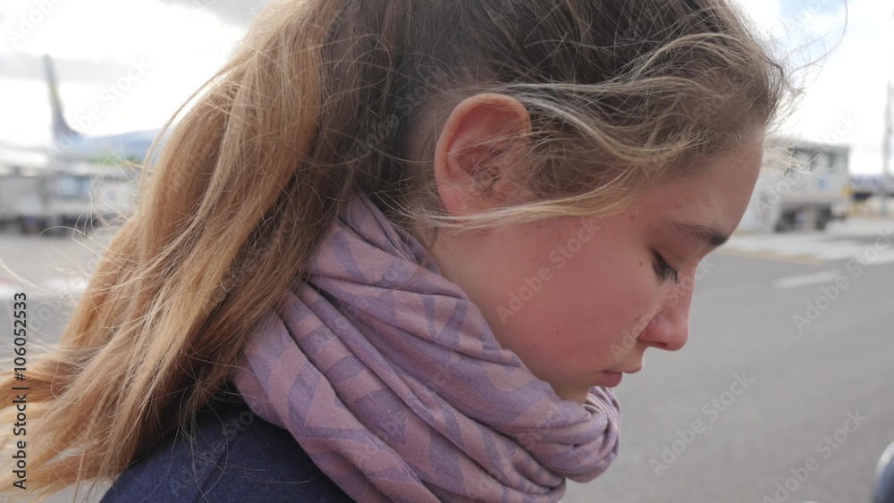 jeune fille sur le tarmac