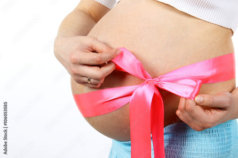 беременный животик с бантиком. беременная фотосессия. беременные женщины. беременность девочкой форум какие. живот беременной мальчиком.