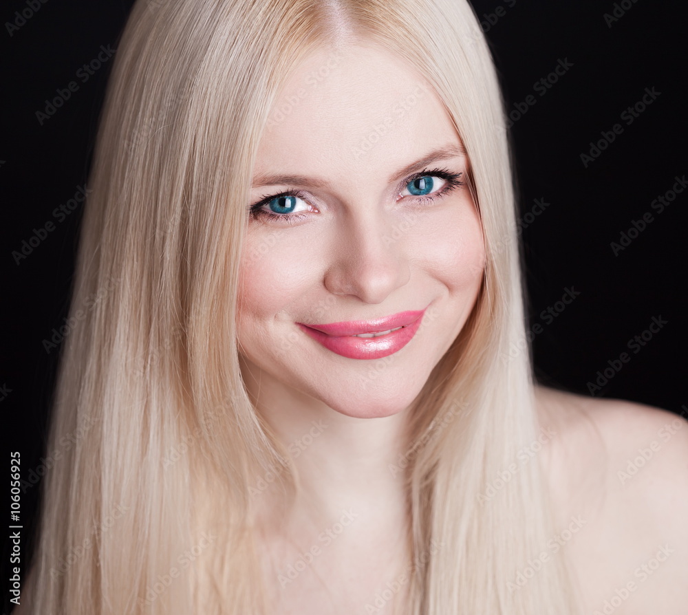 Naklejka premium Studio, face, blue eyes, smile, black background