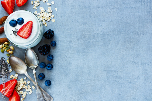 Oat flakes, berries with yogurt
