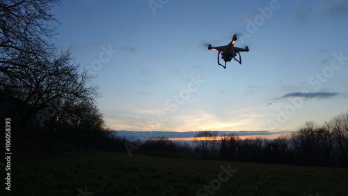 Le drone au coucher du soleil