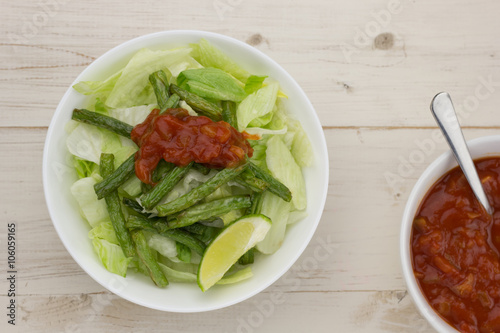 Simple mexican salad with grilled green beans