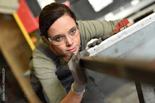 Photos Metalworker woman in workshop