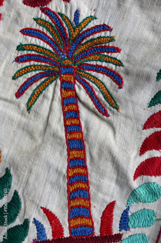 Handgestickte Palme auf einem alten, indischen Tuch