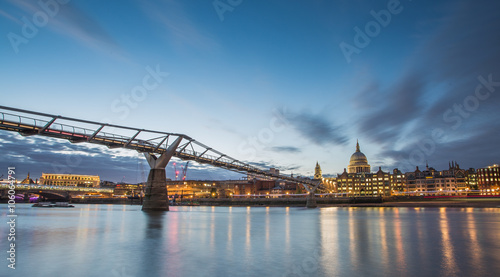 Φωτογραφία Millennium Bridge and St Pauls Cathedral London