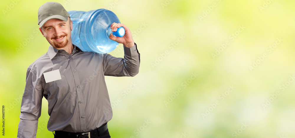 Naklejka premium Man with a bottle of drinking water.