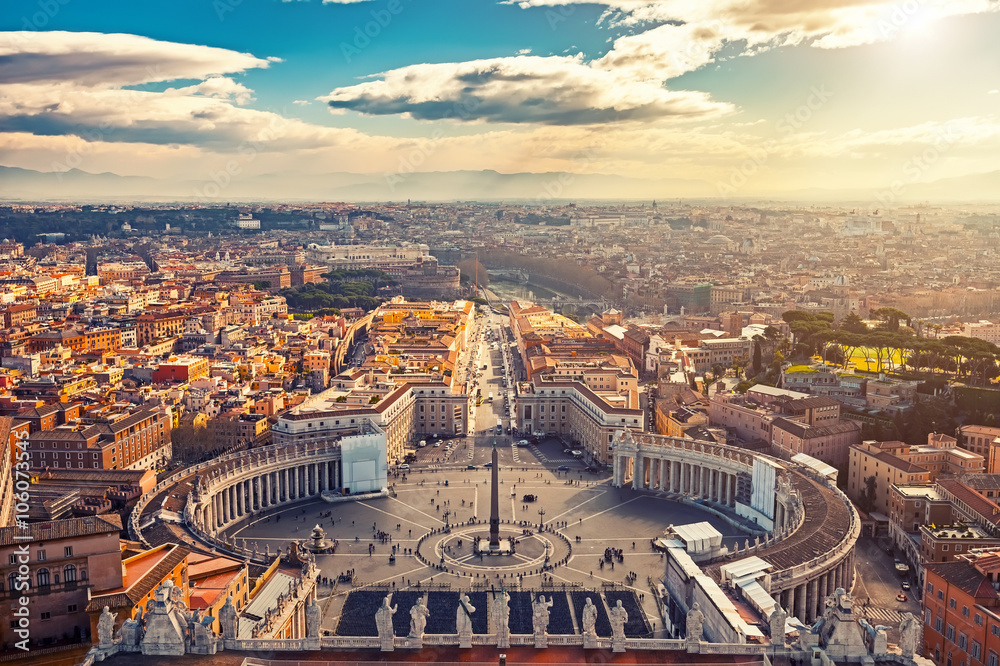 Obraz premium Plac Świętego Piotra w Watykanie i widok z lotu ptaka na Rzym
