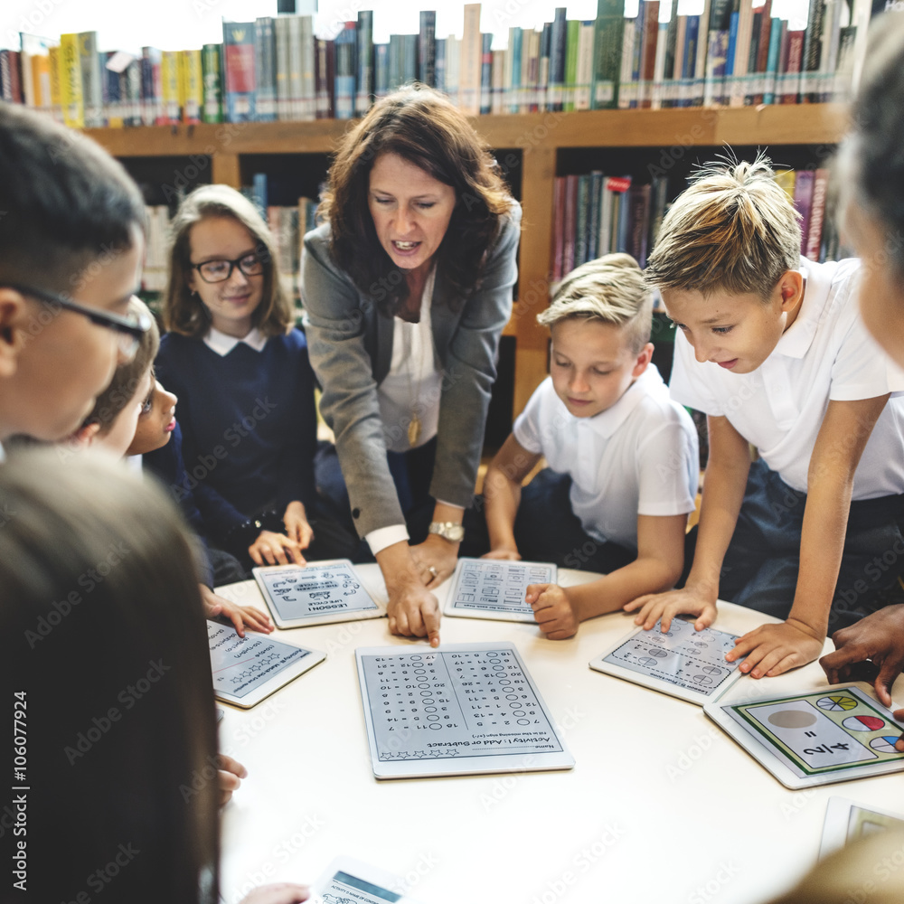 © Rawpixel.com - School Teacher Teaching Students Learning Concept