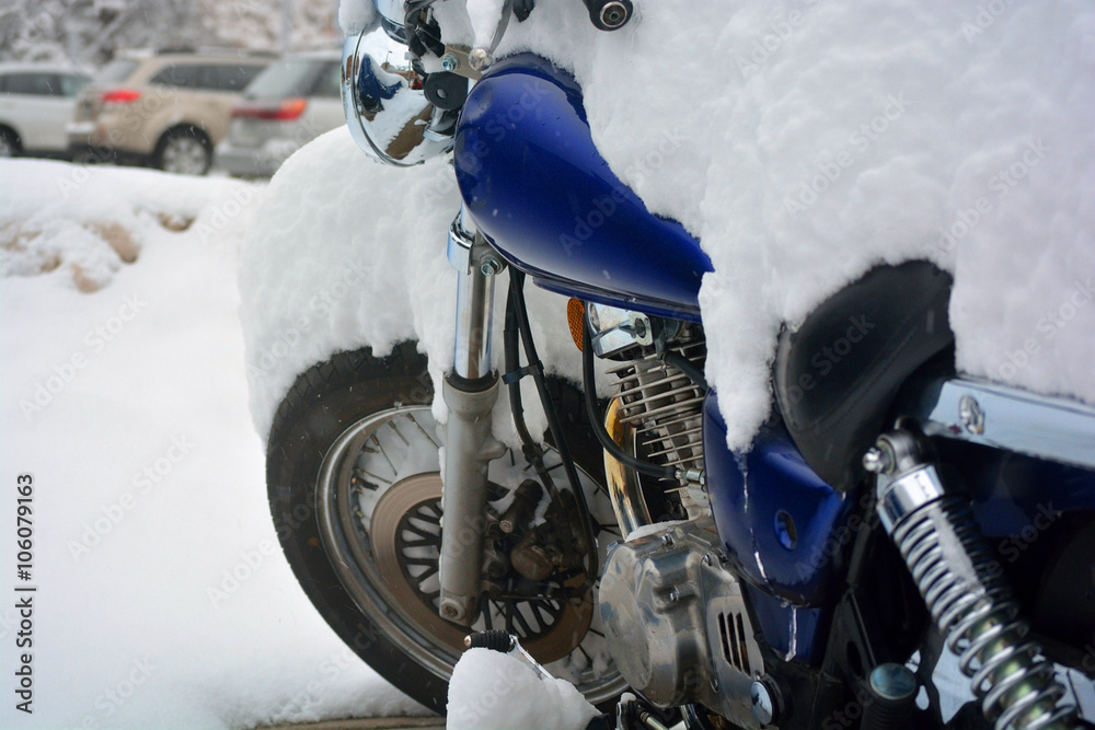 Fototapeta premium Snow Covered Motorcycle on a Cold Winter Day