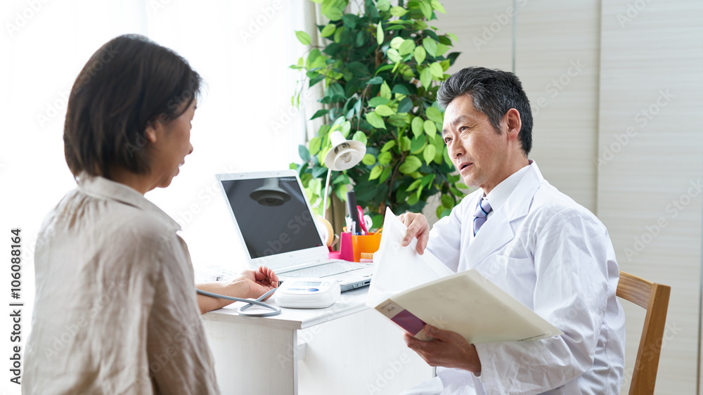 Obraz premium 診察中の医師と患者