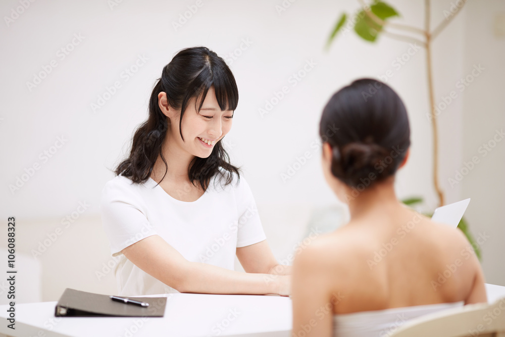エステティックサロンで相談する女性 エステティックサロンで相談する女性