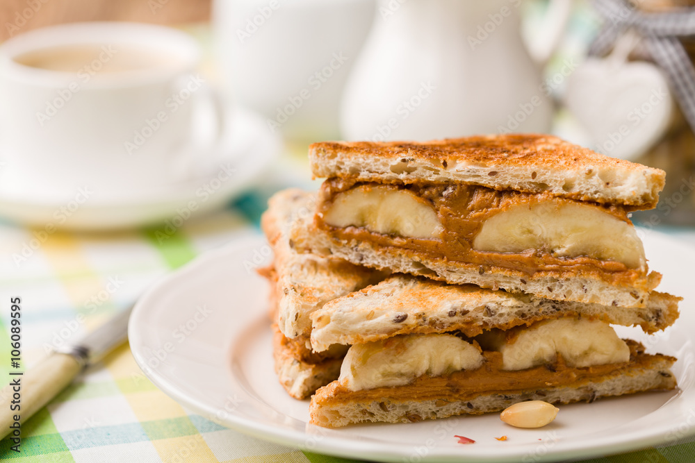 sandwich with peanut butter and banana