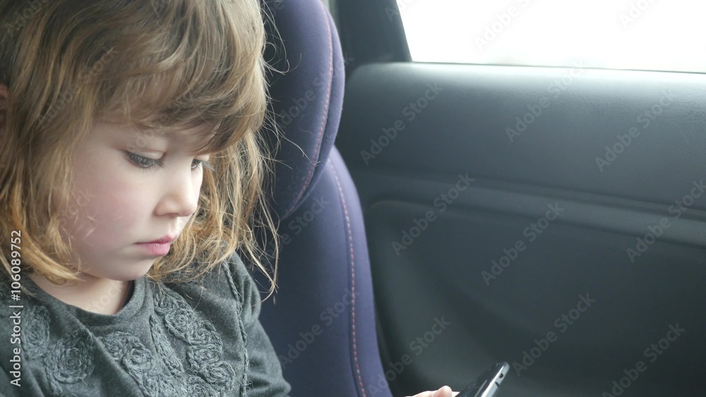 enfant sur son siège auto