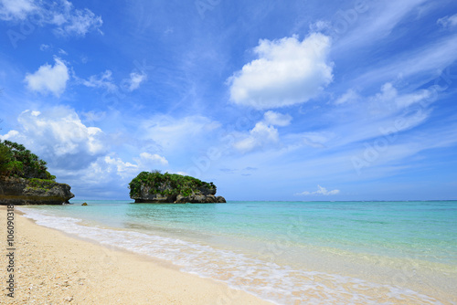 沖縄の美しいビーチとさわやかな空