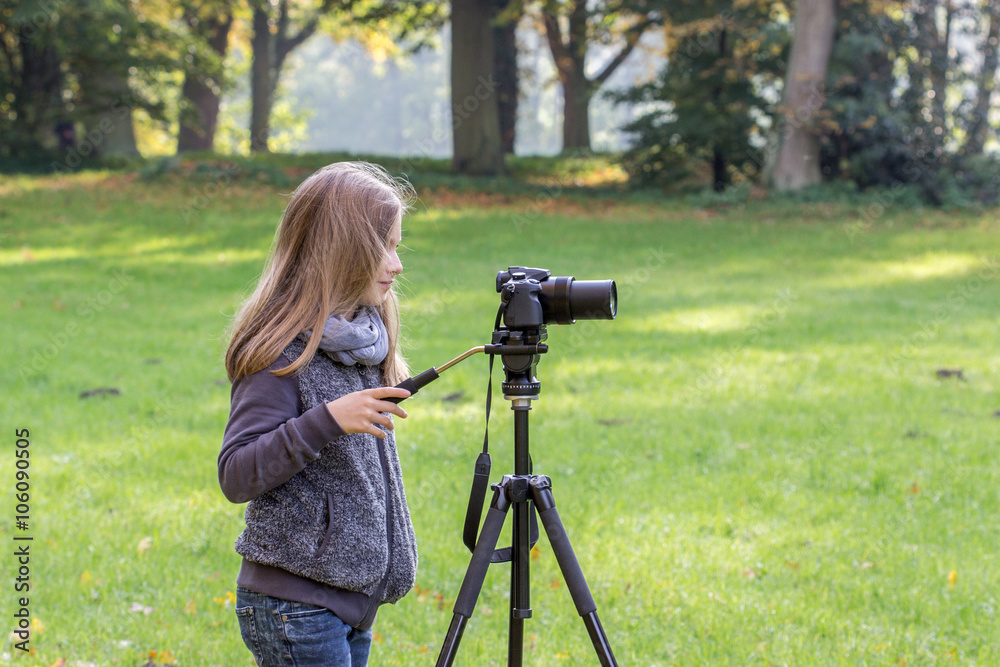 photographing / Young girl with a camera on a tripod