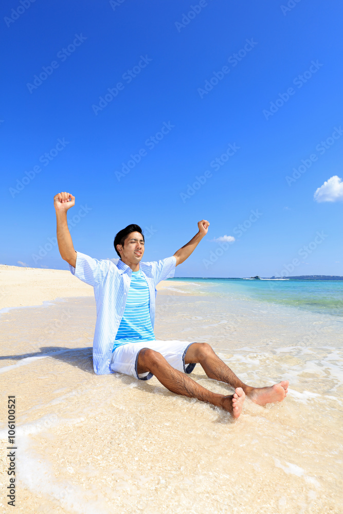 南国の美しいビーチで寛ぐ男性