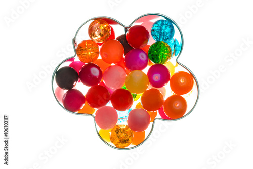 Цветные стекляные шарики на белом фоне © ais60