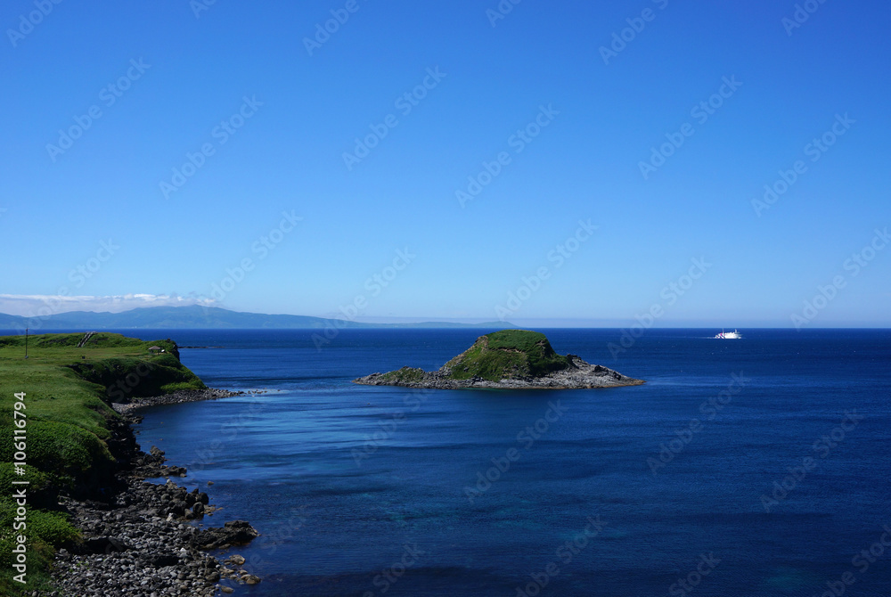 Fototapeta premium 利尻島 夕日ヶ丘展望台から望むポンモシリ島