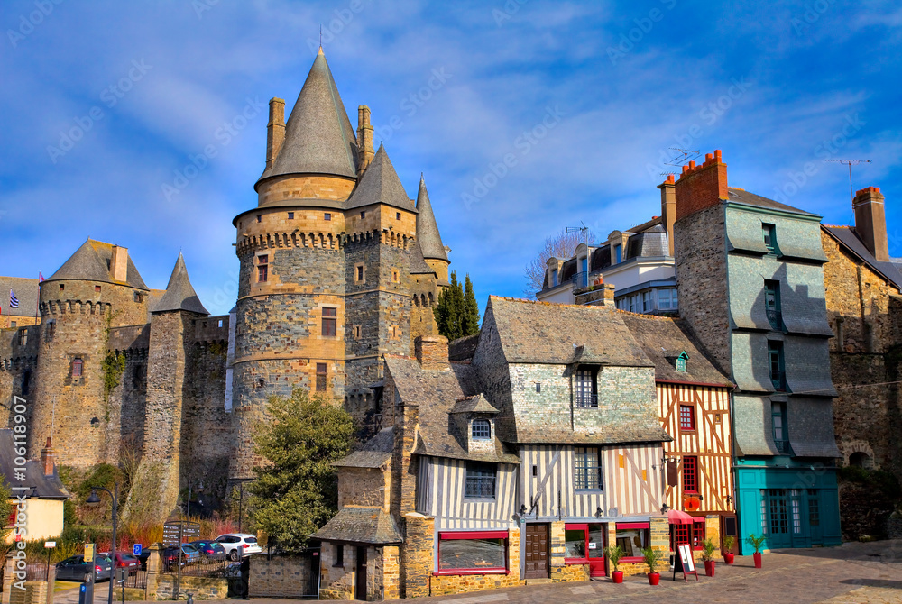 Fototapeta premium Vieilles maisons et château à Vitré, Bretagne 