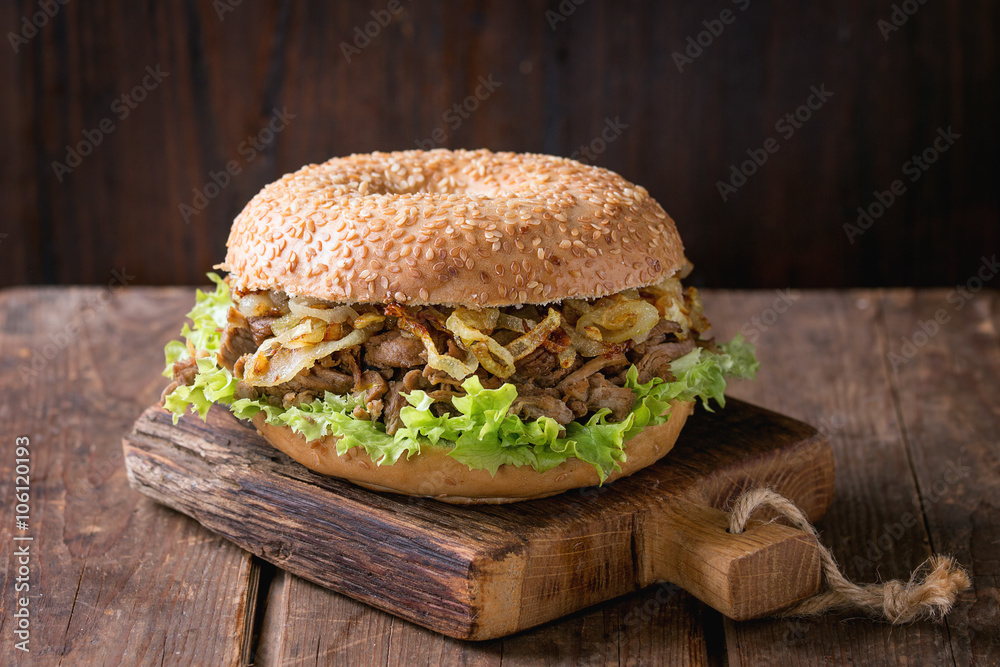 Fotografie Bagel with stew and fried onion