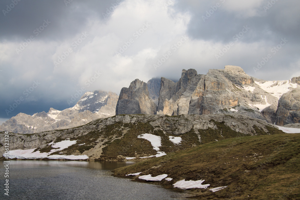 Obraz premium lago dei Piani, presso il rifugio Locatelli (Dolomiti di Sesto)