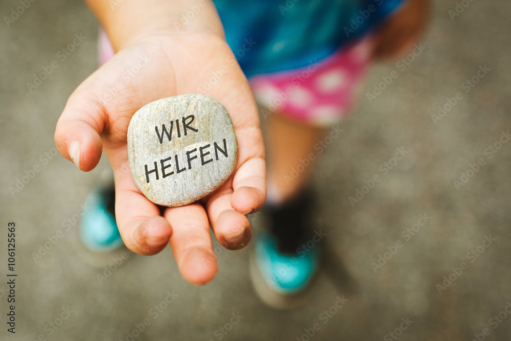 Kinderhand mit Stein