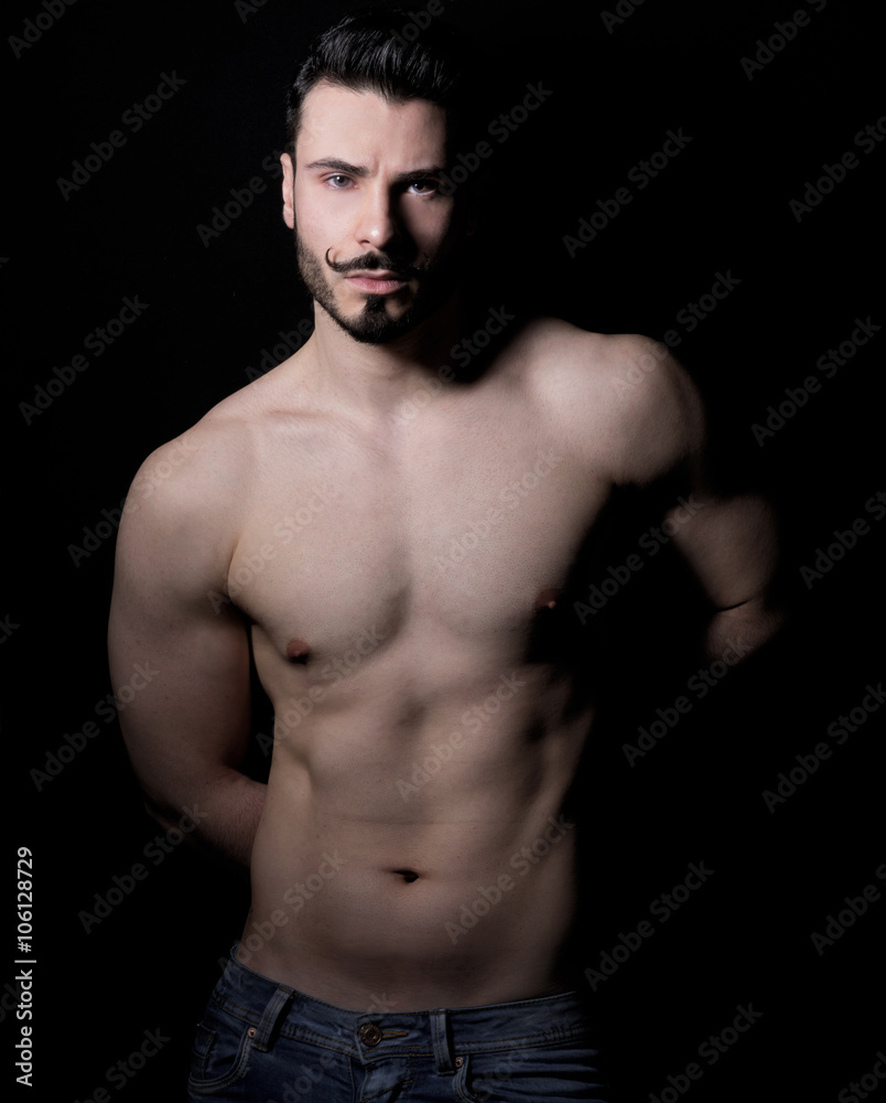 Modello a torso nudo Modello a torso nudo