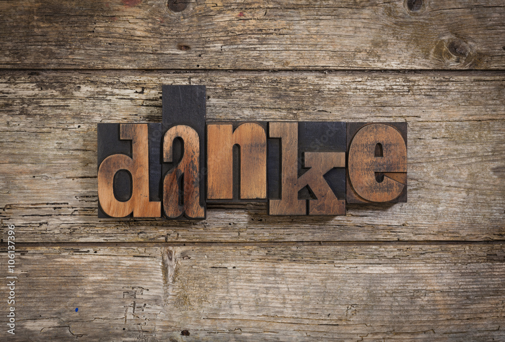 Fototapeta premium Danke mit alten Holzlettern geschrieben